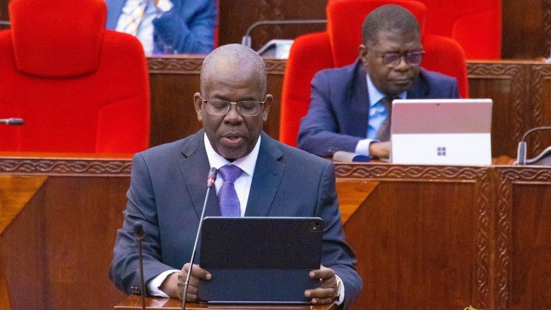 HOTUBA YA WAZIRI WA FEDHA, MHESHIMIWA BALOZI KHAMIS MUSSA OMAR (MB.), AKIWASILISHA BUNGENI MAPENDEKE...